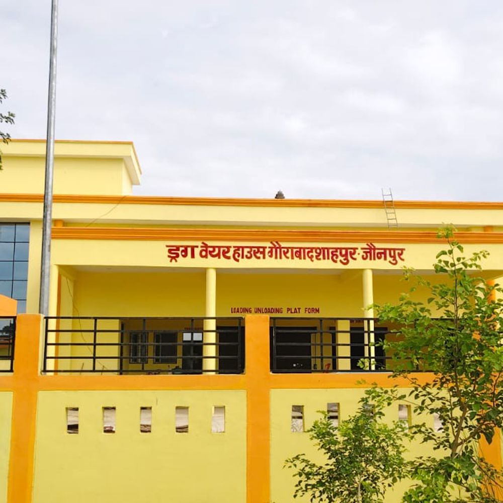 9.80 करोड़ का ड्रग-वेयर हाउस एक साल से तैयार:जौनपुर में फिर भी स्वास्थ्य विभाग को नहीं मिला, हर महीने 2 लाख रुपए किराया देकर रखी जा रहीं दवाएं