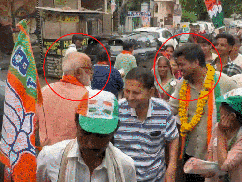 शहरी सरकार का चुनाव:वार्ड में प्रचार के दौरान कांग्रेस और भाजपा के प्रत्याशी ने हाथ मिलाया