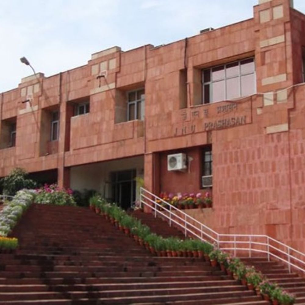 JNU में प्रोफेसर पर यौन उत्पीड़न का आरोप:11 छात्रों ने शिकायत की; छात्रसंघ ने कहा- प्रोफेसर देर रात तक लैब में रोकते हैं