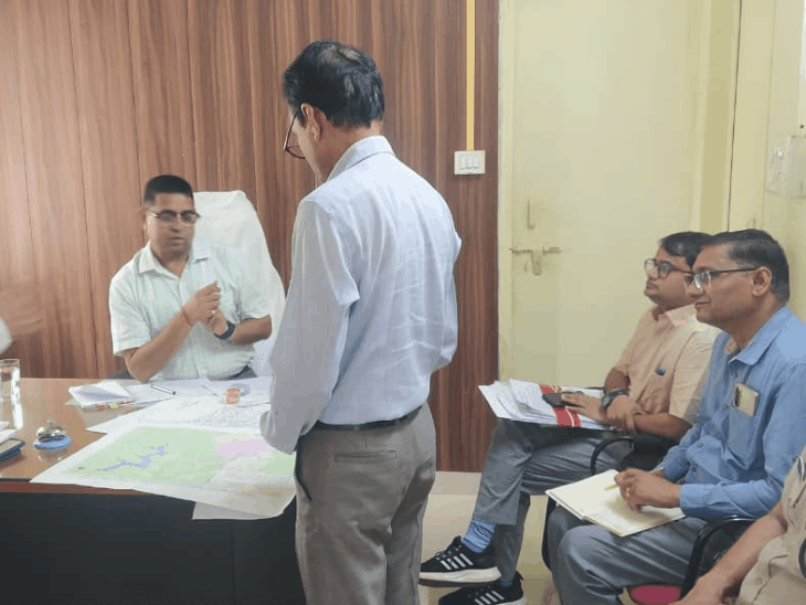 बारां कलेक्टर ने शाहबाद का लिया जायजा:भारी बारिश के अलर्ट के बीच किया दौरा, जलभराव वाले इलाकों में ​निगरानी के निर्देश