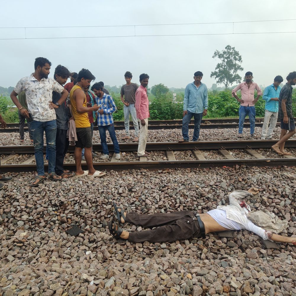 ट्रेन की चपेट में आने से युवक की मौत:बाराबंकी में गर्दन कटी हालत में मिला शव, गोरखपुर-हैदराबाद एक्सप्रेस करीब 20 मिनट रुकी