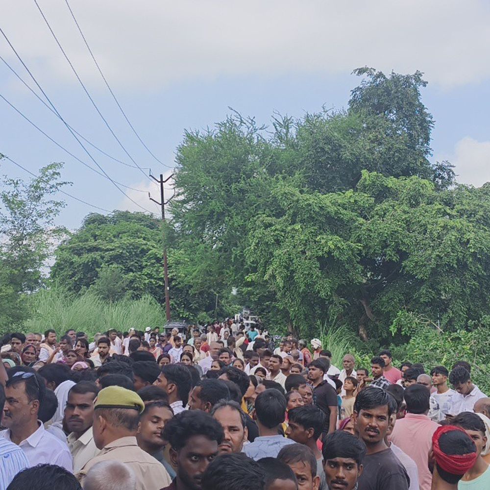 बाइक बिजली पोल से टकराई, दो युवकों की मौत:मऊ में ग्रामीणों ने किया चक्काजाम, कई थानों की फोर्स तैनात