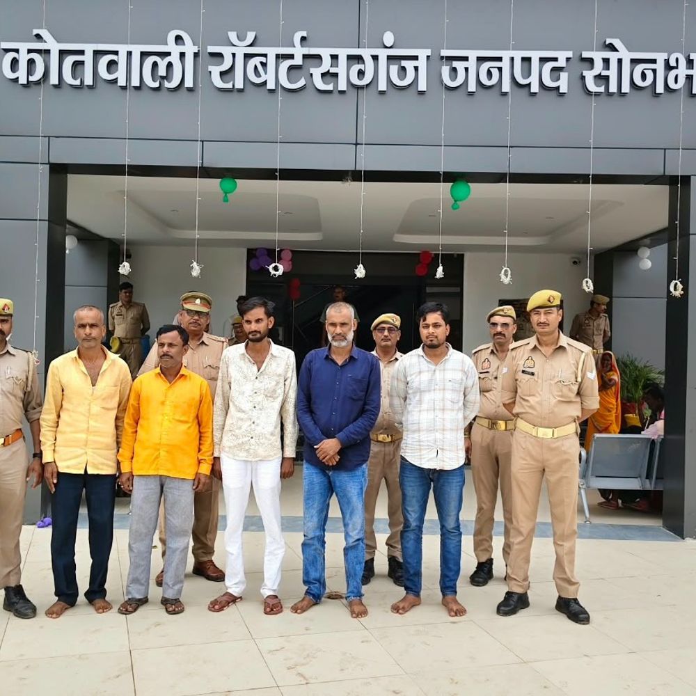सोनभद्र में मारपीट के मामले में 5 नामजद गिरफ्तार:किराने की दुकान पर देवर से मारपीट का आरोप; बचाने पहुंची भाभी से भी की थी हाथापाई, कुल्हाड़ी बरामद