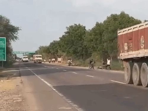 नागौर में बदमाशों ने बीच सड़क ठेकेदार को पीटा:लाठी-हॉकी से वार कर हाथ-पैर तोड़े, लोग खड़े होकर वीडियो बनाते रहे