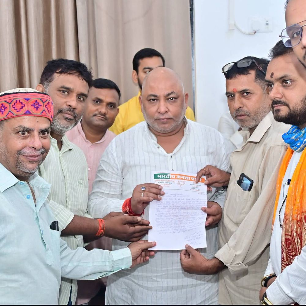 परिवहन मंत्री से मिले भाजपा कार्यकर्ता:बलिया के बाढ़ प्रभावित गांवों में राहत सामग्री शीघ्र बांटने हेतु सौंपा पत्रक