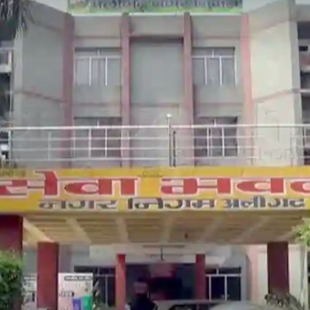 तीन नोटिस, फिर भी नहीं छोड़ी कुर्सी:ट्रांसफर के 14 महीने बाद भी अलीगढ़ में जमे JE, भरथना जॉइन करने के शासन के आदेश बेअसर