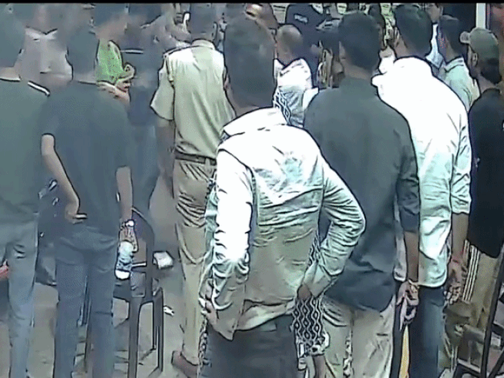 खाना खाने आए टूरिस्ट पर रेस्टोरेंट मालिक ने किया हमला,VIDEO:खाने में कॉकरोच की शिकायत पर जमकर मारपीट, सिर में गंभीर चोट आई