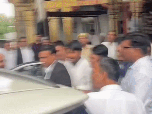तलाक की सलाह लेने पहुंचे युवक-महिला मित्र पर हमला:सुसराल वालों ने कोर्ट परिसर में अपहरण का किया प्रयास; वकील की आंख में लगी चोट