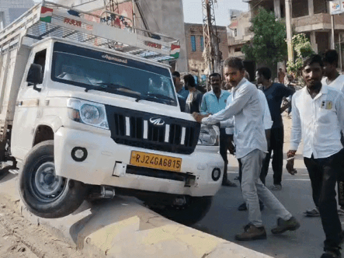 जालोर में बेकाबू पिकअप डिवाइडर पर चढ़ी:पंचायत समिति के सामने हुआ हादसा, हाइड्रोलिक क्रेन की मदद उतारी गाड़ी
