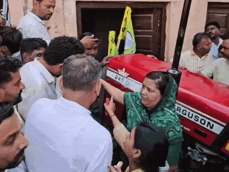 प्रत्याशी की रैली में शामिल ट्रैक्टर महिलाओं पर चढ़ा, 2-घायल:एक महिला का पैर टूटा, दूसरे का कंधा उतरा; भाजपा नेता बोले- ड्राइवर नशे में था