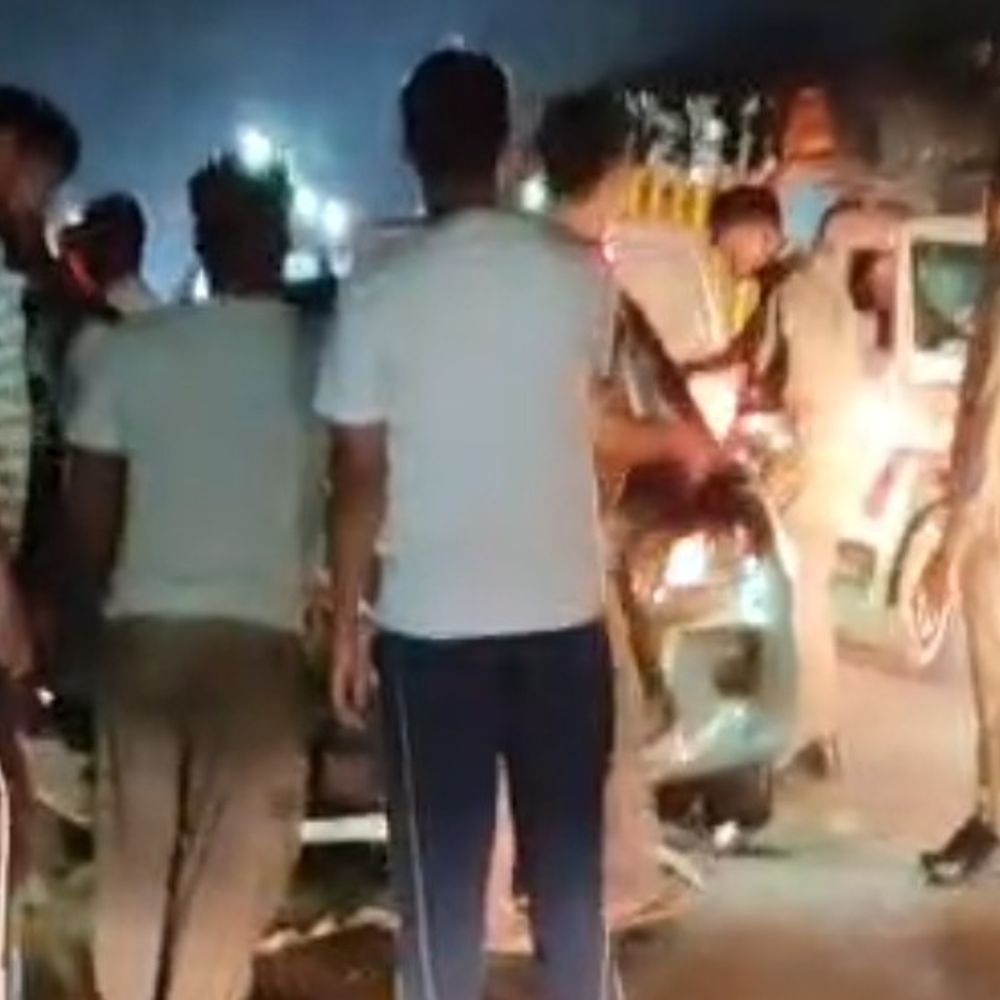 बुलंदशहर में स्विफ्ट और बलेनो की आमने-सामने टक्कर:अनूपशहर मार्ग पर कई लोग घायल, जिला अस्पताल में भर्ती