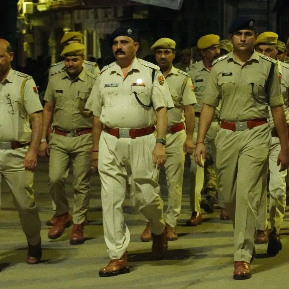 बांसवाड़ा में चुनाव को लेकर पुलिस अलर्ट:क्यूआरटी और एमबीसी जवानों के साथ निकाला फ्लैग मार्च