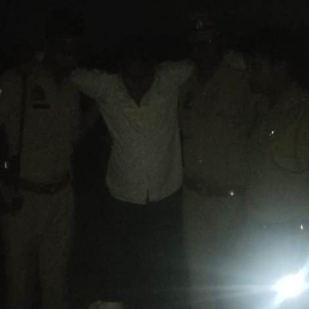 बुलंदशहर में गो-तस्कर के बीच मुठभेड़, पुलिस पर फायरिंग:पैर में गोली लगने से बदमाश घायल, तमंचा और बाइक बरामद