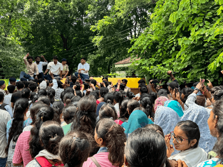 ATKT पर प्रदर्शन, 5th सेमेस्टर में प्रवेश का आदेश जारी:शर्तों के साथ एंट्री, फर्स्ट और सेकंड सेमेस्टर के स्टूडेंट्स के साथ दिलानी होगी परीक्षा