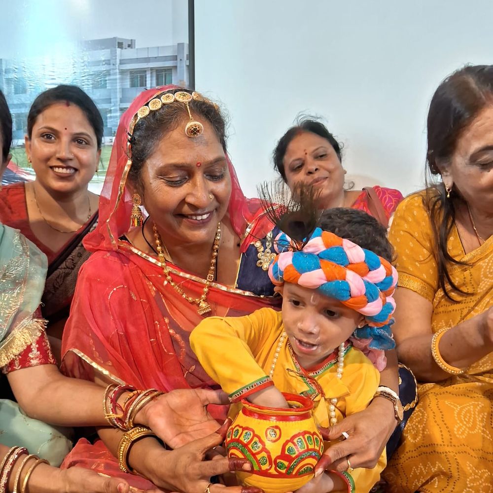 अपना घर में मना नंदोत्सव, दही हांडी फोड़ी