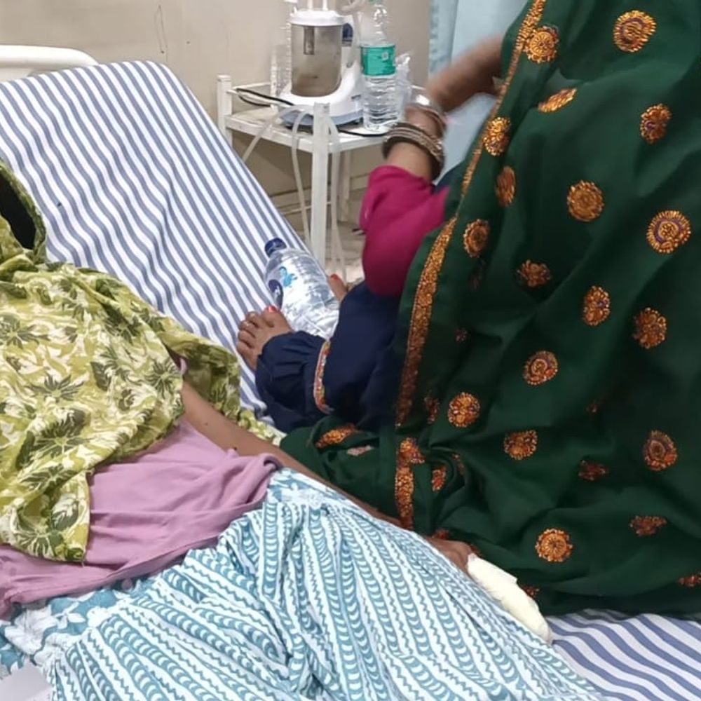 दोस्ती से इनकार किया तो चाची-भतीजी पर चाकू से हमला