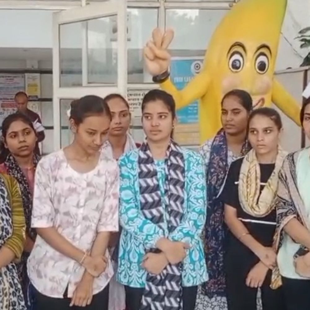 जनजातीय विभाग ने छात्राओं को हॉस्टल खाली करने को कहा:5 साल से रह रहीं छात्राएं परेशान; अधीक्षक बोली- मंत्री के निर्देश पर हो रही कार्रवाई