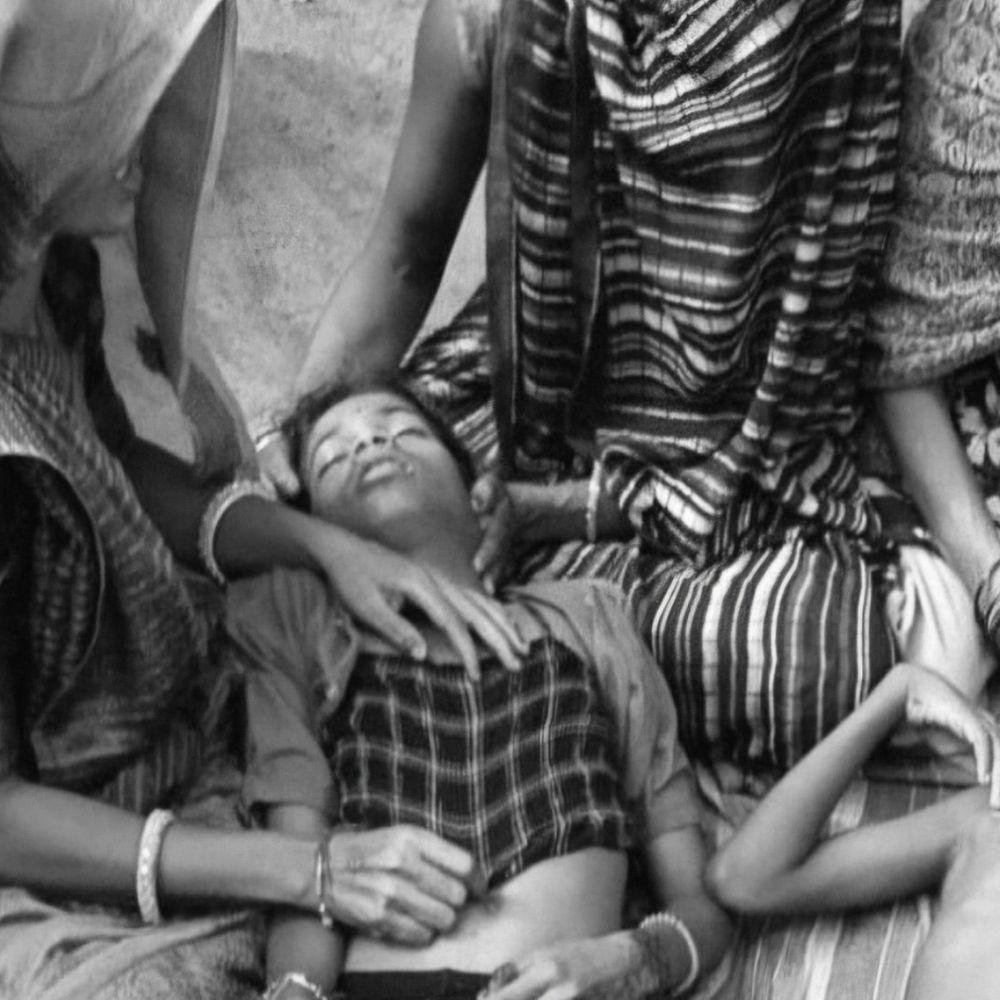 बहन को बचाने भाई कुएं में कूदा, दोनों की मौत:शहडोल में बाल्टी खींचते समय बच्ची का पैर फिसला था; नहाने गए थे