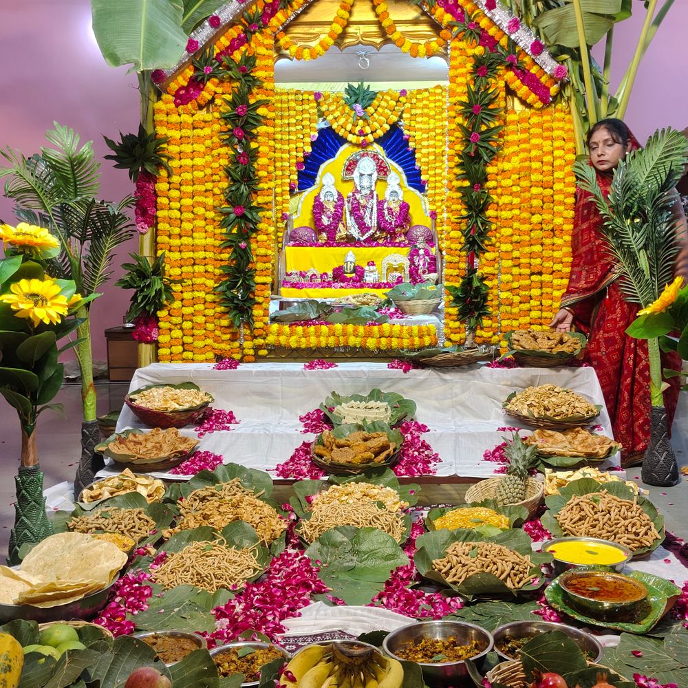 गोपालजी मंदिर में अन्नकूट महोत्सव, 56 व्यंजनों का भोग लगा:राजगढ़ में भजन संध्या में झूमे भक्त, पूरे सराफा बाजार को लाइटों से सजाया