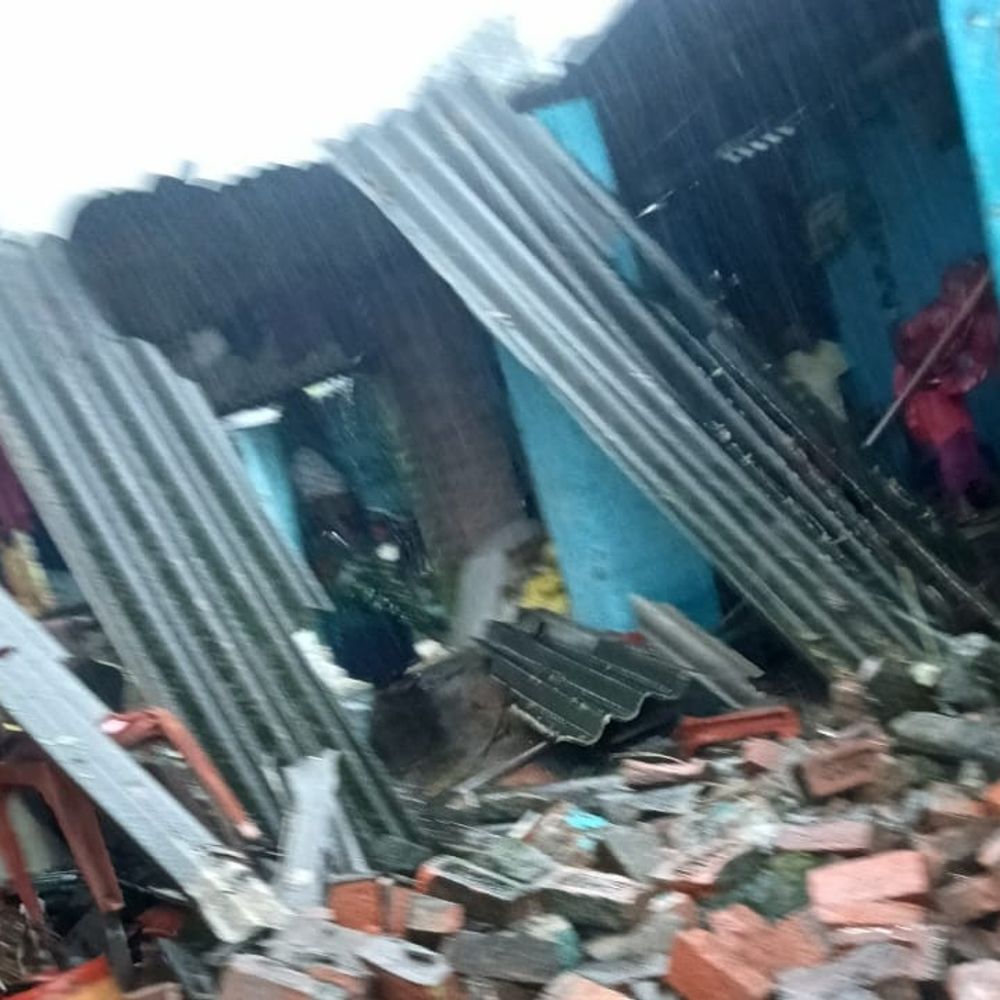 पीलीभीत में बारिश से कच्ची दीवार गिरी, 5 लोग दबे:बुजुर्ग की हालत गंभीर, लोग बोले- पात्र गरीब परिवार को नहीं मिला आवास