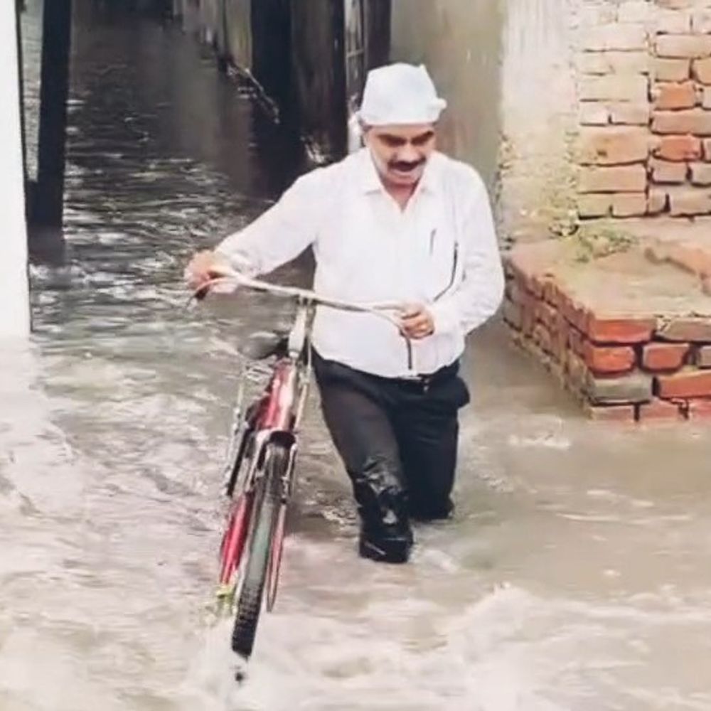 बारिश में डूबी गाजीपुर की सड़कें:नाला सफाई पर 8 लाख खर्च, घरों में बिस्तर तक पहुंचा, 15-20 दिन नहीं निकलता जलभराव