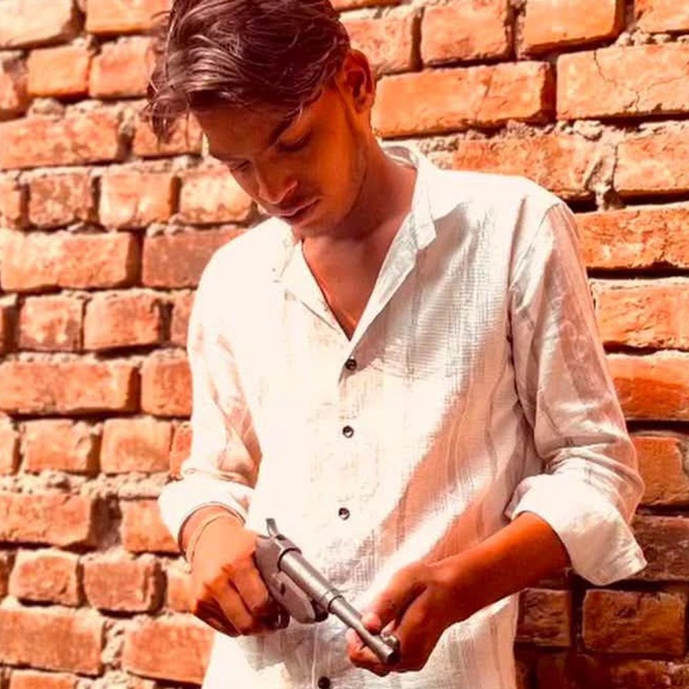 मैनपुरी में तमंचा लहराते युवक की फोटो डाली:पुलिस जांच में जुटी, दो महीने पहले भी चला था अभियान