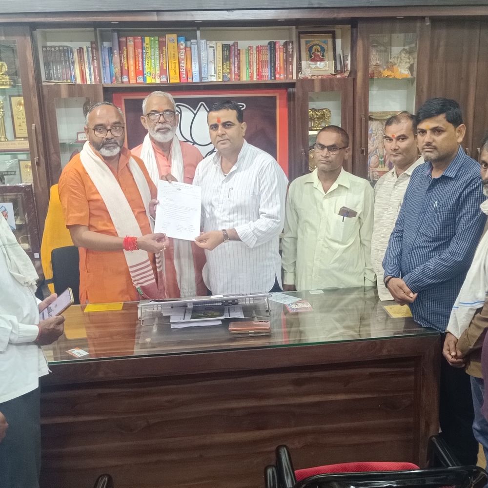 ग्राम रोजगार सेवकों ने भी मांगा कैशलेस इलाज:सोनभद्र में सदर विधायक भूपेश चौबे का ज्ञापन सौंपा, मानदेय बढ़ाने की मांग की