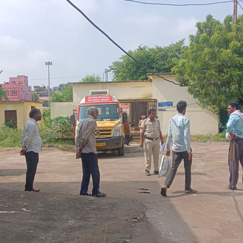 फंदे पर मिला 15 साल की किशोरी का शव:अशोकनगर में खेत पर गए थे परिजन; छोटे भाई ने फंदे पर लटका देख बुलाया