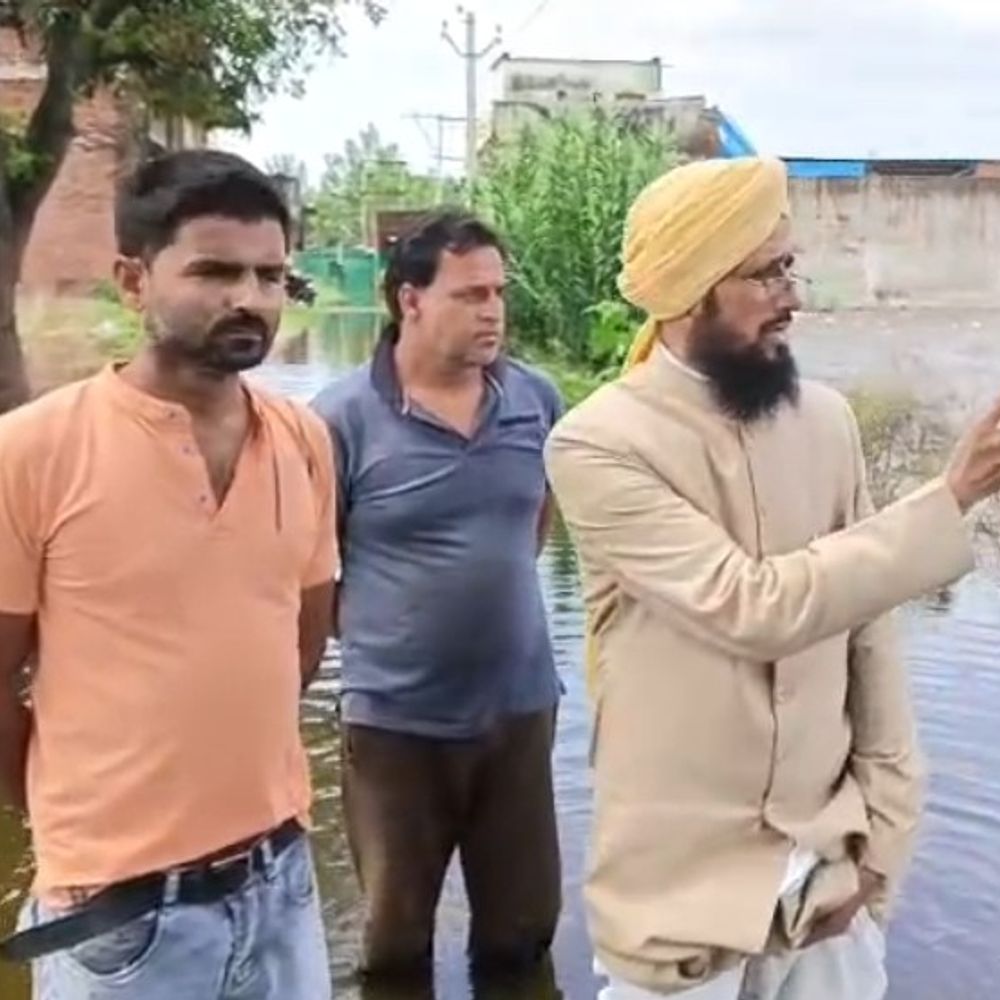 हजरतपुर गांव में मोरी गेट से घुस रहा बाढ़ का:बच्चे स्कूल नहीं जा पा रहे, मदरसे के बाहर जलभराव; पशुओं का चारा लाना मुश्किल