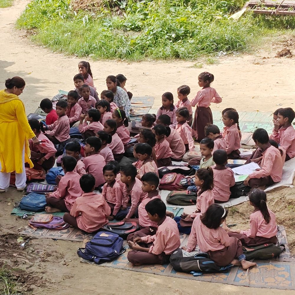 प्राइमरी स्कूल का गेट तालाब में डूबा, विकट समस्या:दैनिक भास्कर की खबर का मंत्री असीम अरुण ने लिया संज्ञान, प्रधान को दी जिम्मेदारी
