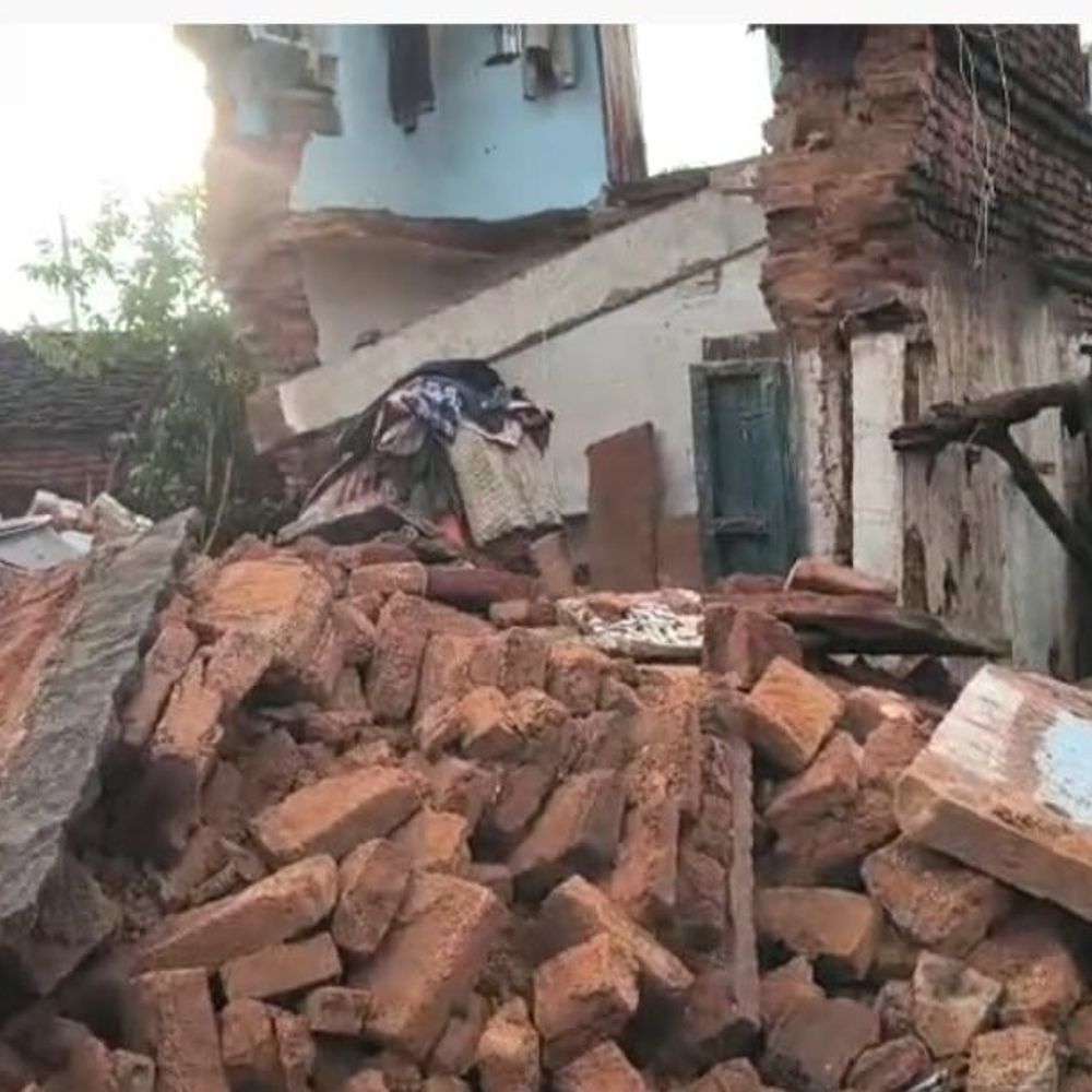 शिवपुरी में बारिश से पुराना दो मंजिला मकान ढहा:  दुर्गापुर गांव में सोमवार रात हादसा, परिवार बाहर था; घरेलू सामान और गेहूं मलबे में दबा – Shivpuri News