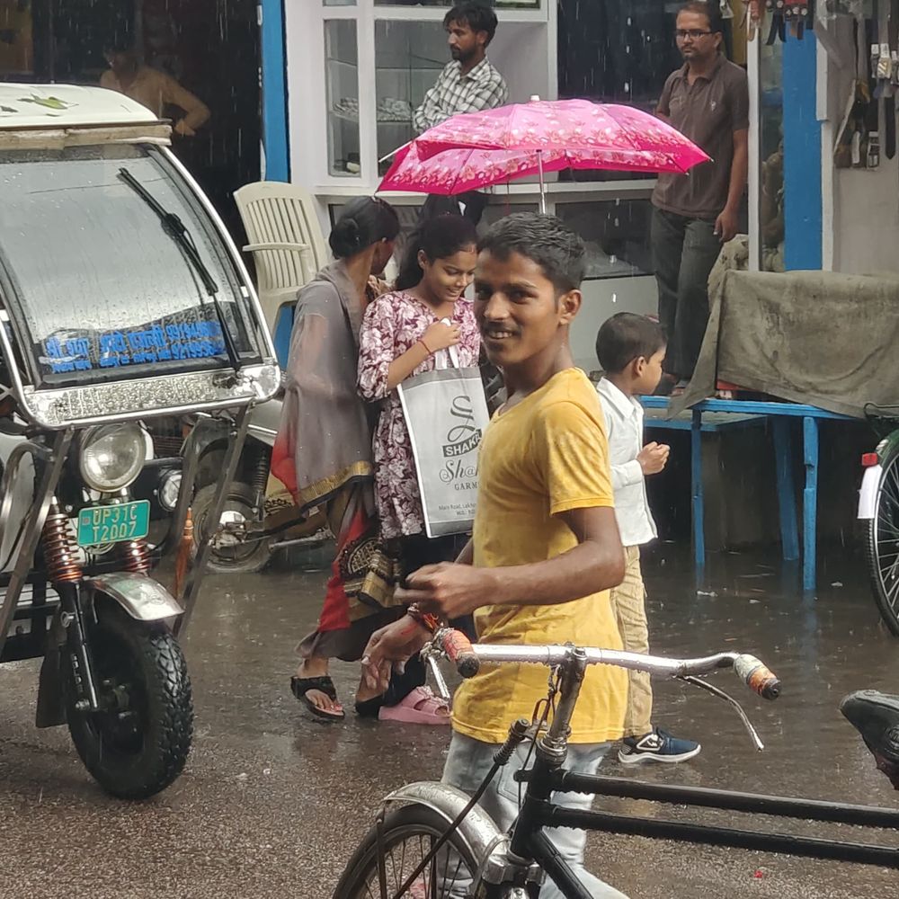 तराई में तीन दिन की बारिश से जनजीवन बेहाल:खेत जलमग्न, फसलों पर संकट; गांवों में जलभराव से आवागमन ठप, स्कूलों में भी पानी