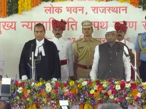 संजय के अग्रवाल ने हाईकोर्ट के मुख्य-न्यायाधीश की ली शपथ:राजस्थान हाईकोर्ट के 44वें सीजे बने; राज्यपाल हरिभाऊ बागड़े ने दिलाई शपथ