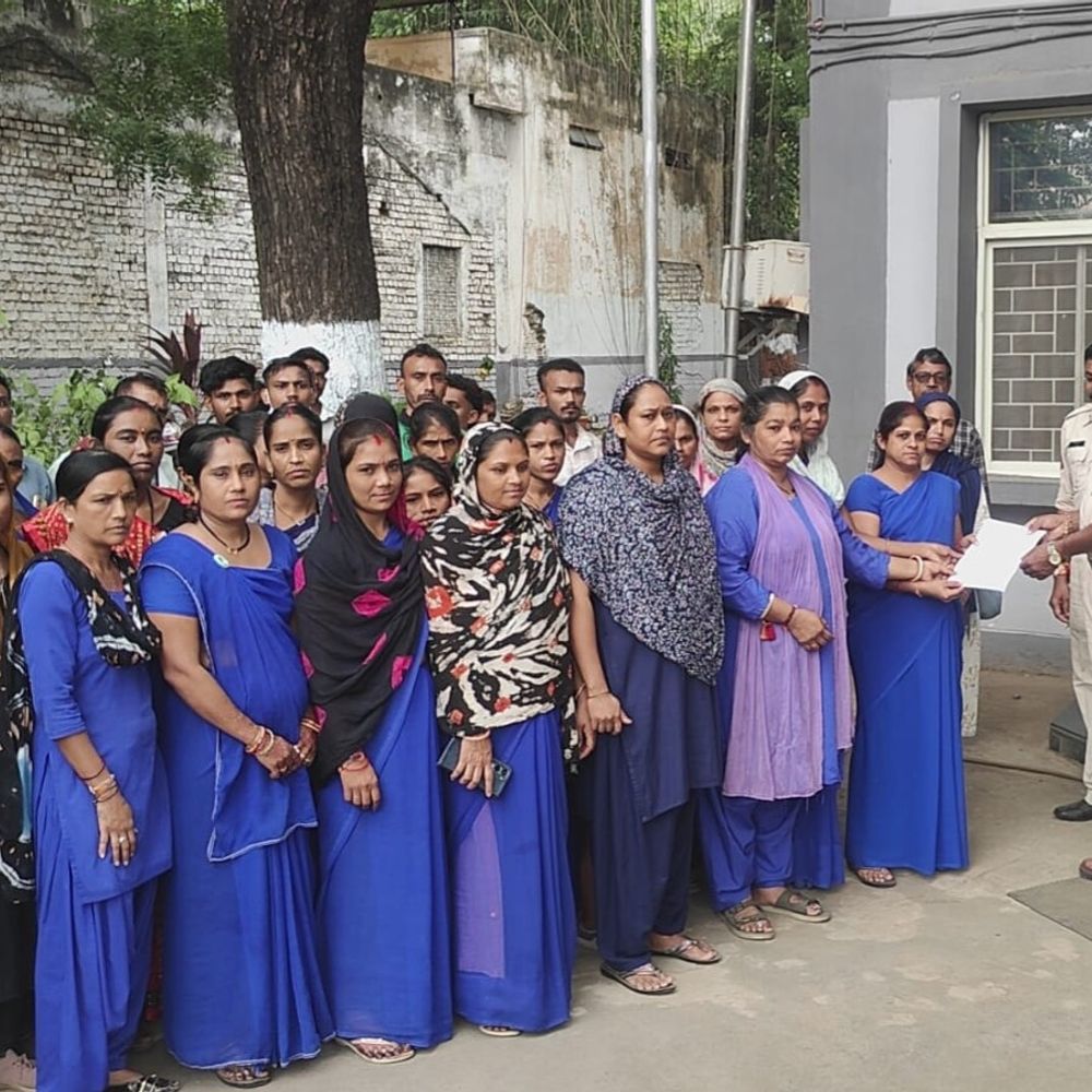 सिविल सर्जन पर महिला कर्मचारी के आरोपों की जांच:बड़वानी में अस्पताल कर्मचारियों ने ज्ञापन दिया; बोली-जांच से पहले निष्कर्ष न निकले