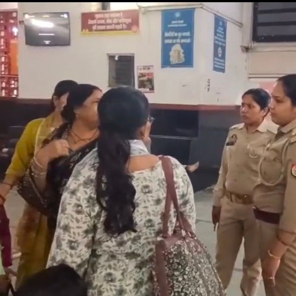 देर रात सड़कों पर निकली महिला थाना पुलिस:रायबरेली में बाजार से रेलवे स्टेशन तक गश्त; महिलाओं से पूछा- कोई परेशानी तो नहीं