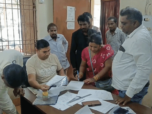 रील देखते नेटवर्क गया तो महिला ने कीटनाशक पिया VIDEO:मोबाइल तोड़ा, पति ने उल्टी कराने गोबर पानी पिलाया; इलाज के दौरान मौत