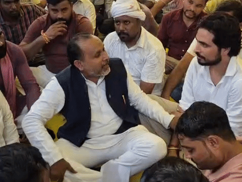 आमरण अनशन पर बैठे अभ्यर्थियों से मिले सपा एमएलसी:बोले- सरकार हठधर्मिता नहीं छोड़ेगी तो छात्रों के साथ मिलकर ईंट से ईंट बजा देंगे