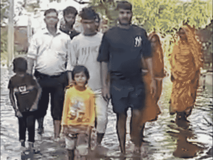 चंदौली का पौरा गांव जलभराव से टापू बना,VIDEO:धान की फसल बर्बाद, ग्रामीण बोले- अधिकारियों की लापरवाही से हुए ऐसे हालात