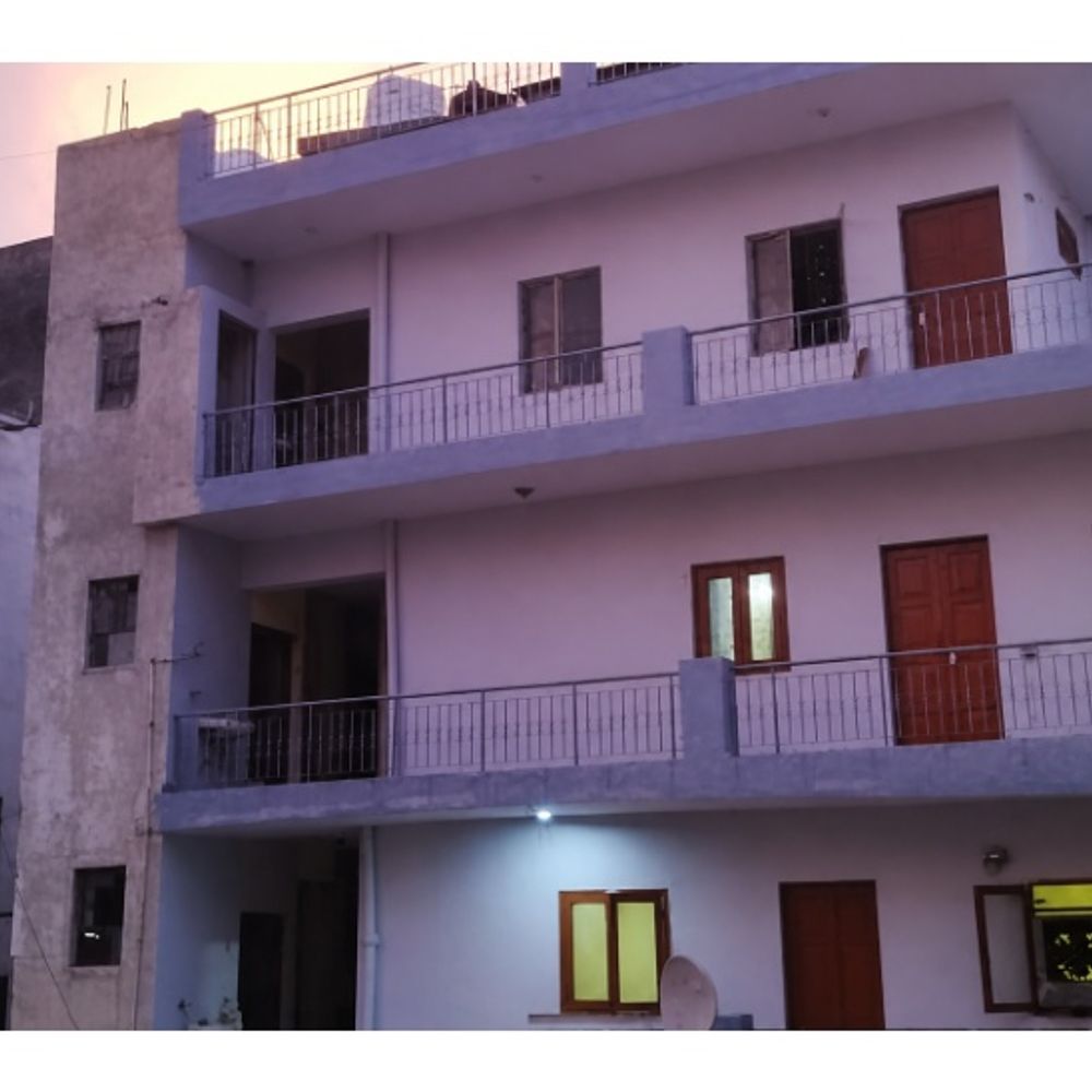 छात्र बोले- 10 मिनट पहले निकले, नहीं तो दबे होते:बिल्डिंग से दरकने की आवाजें आ रही थीं; जन्माष्टमी की छुट्टी से बची दिल्ली हादसे में कई जान