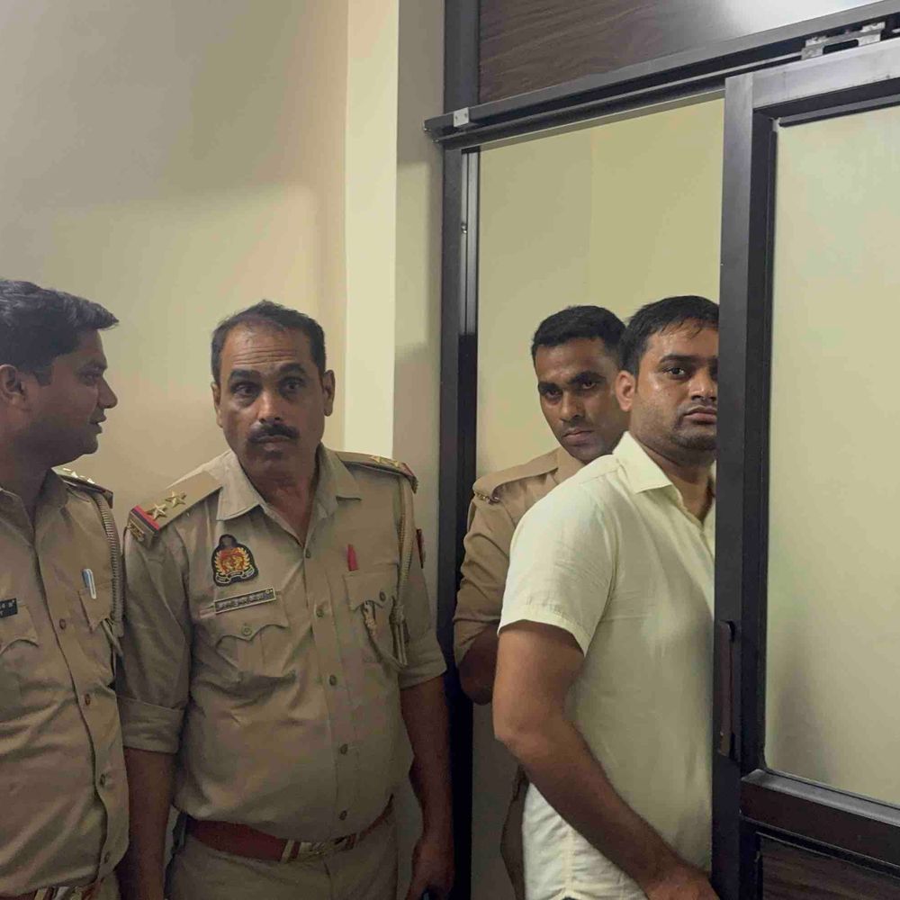जाजमऊ के कॉल सेंटर पर साइबर टीम की छापेमारी:10 महिला-पुरुष कर्मचारियों से देर रात तक पूछताछ, दस्तावेजों में गड़बड़ी की आशंका