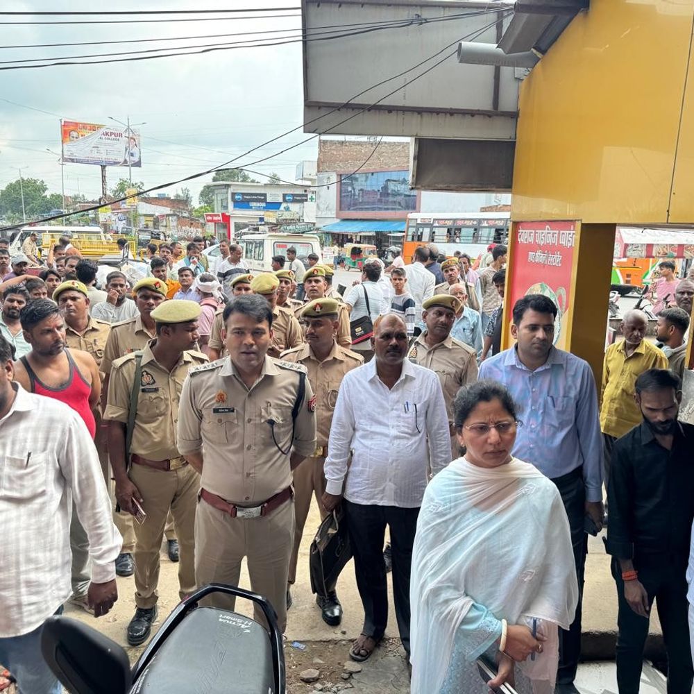 मऊ में बेसमेंट में चल रहा देवराज कैफे सील:नगर पंचायत के कई नोटिस के बाद भी नहीं माना संचालक, एसडीएम की मौजूदगी में हुई कार्रवाई