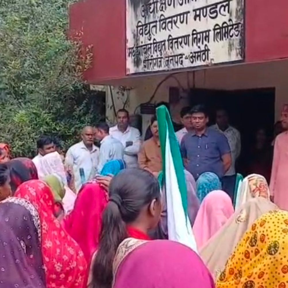 बिजली कटौती से नाराज महिलाओं ने SE कार्यालय घेरा:हाथों में लाठी-डंडे लेकर पहुंचीं; अभद्रता के आरोप में कार्रवाई की मांग