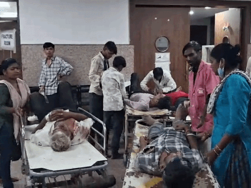 रामदेवरा जातरूओं से भरा ट्रैक्टर पलटा, 16 घायल:सामने से आ रही बस के कट मारते ही बिगड़ा बैलेंस, प्रत्यक्षदर्शी बोले-सभी उछलकर सड़क पर गिरे