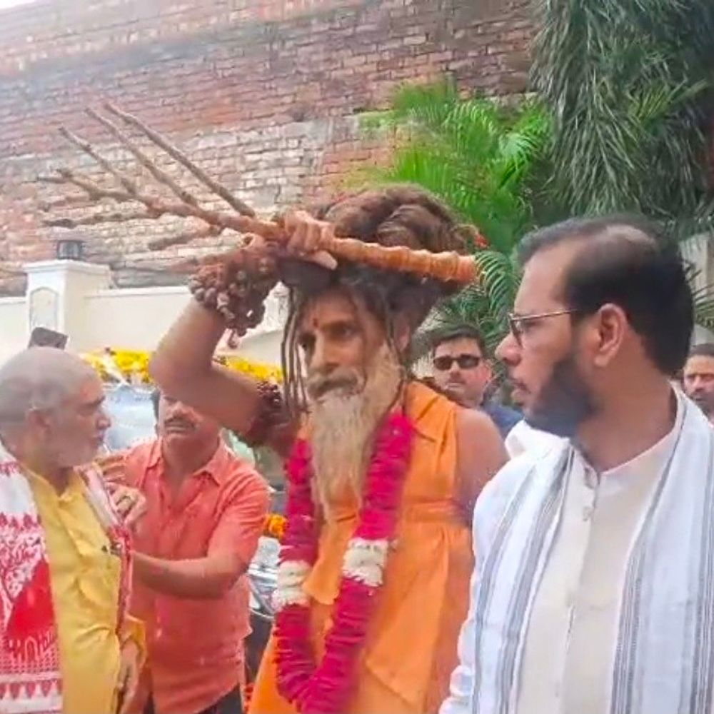 रायबरेली पहुंचे संत रितेश्वर महाराज:कैबिनेट मंत्री मनोज कुमार पांडेय ने किया स्वागत, AI के राजनीतिक इस्तेमाल पर भी दी प्रतिक्रिया