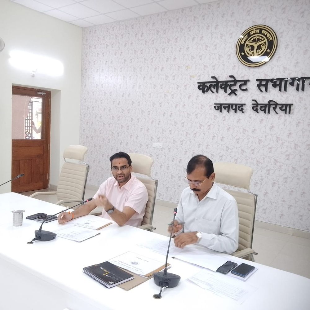 डीएम- स्कूलों के ऊपर से गुजरे तार हटाएं:देवरिया में छह बीडीओ को नोटिस, दो अभियंताओं का वेतन रोकने का निर्देश