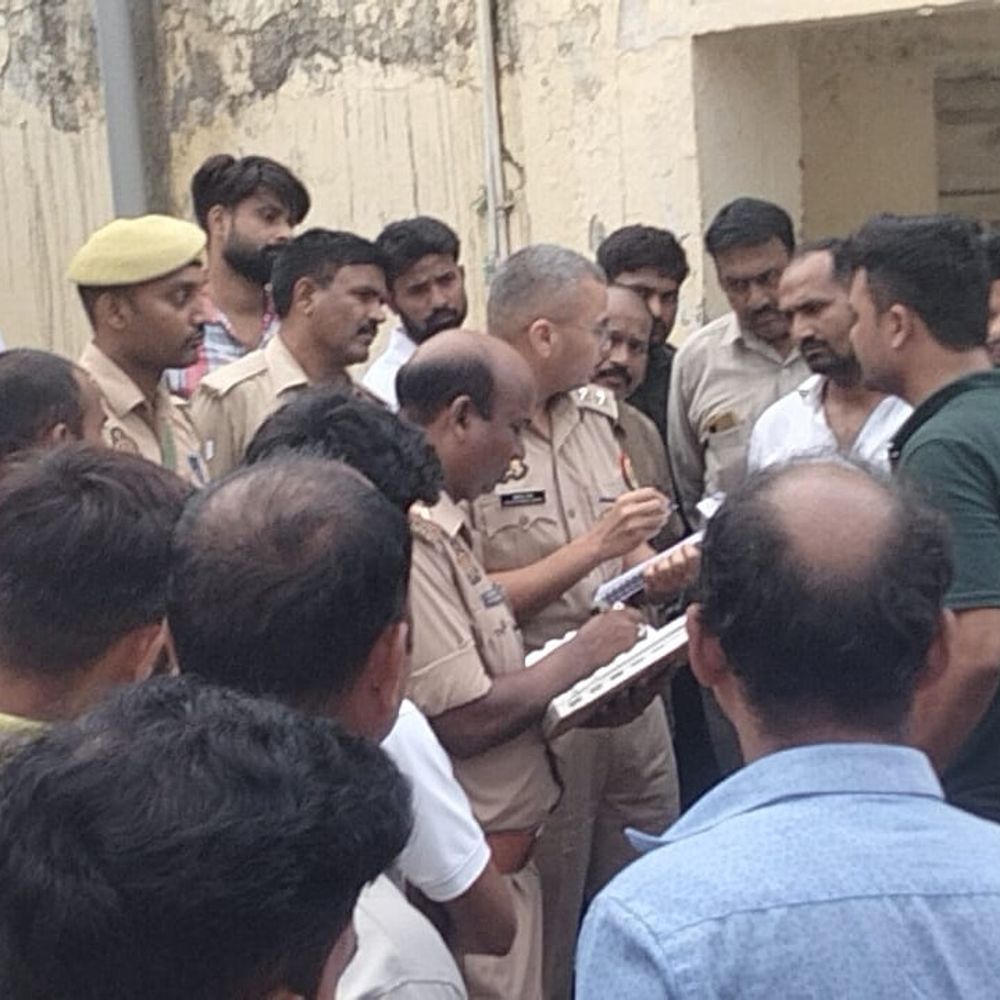 सुल्तानपुर में 9 साल की छात्रा की संदिग्ध मौत:परिवार का आरोप- स्कूल स्टाफ बच्ची को अस्पताल में छोड़कर भागा; स्टाफ बोला- वॉशरूम में सांप ने काटा