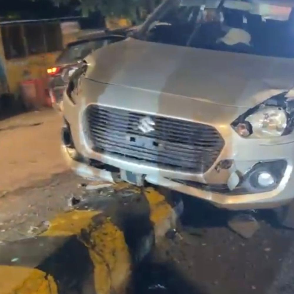 बिजनौर में अधूरे डिवाइडर पर चढ़कर पलटी कार:कई वाहन हो चुके हादसे का शिकार, लोगों ने रिफ्लेक्टर और लाइट लगाने की मांग की