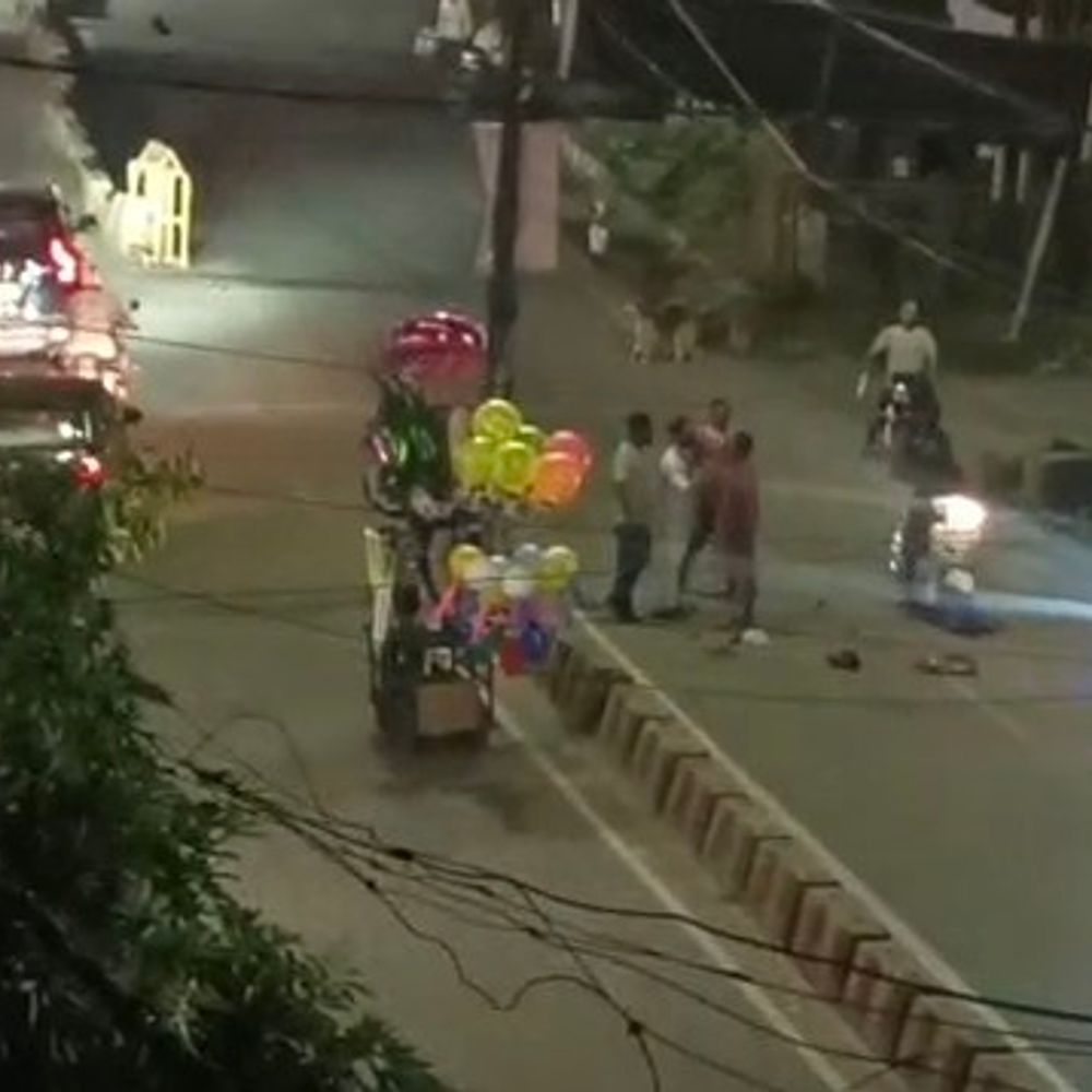 महावीर चौक पर शराबी का बीच सड़क तांडव, VIDEO::ईंट-पत्थर फेंके, गाड़ियां रॉन्ग साइड से निकलने को मजबूर, काफी देर तक सड़क पर मचाया उत्पात