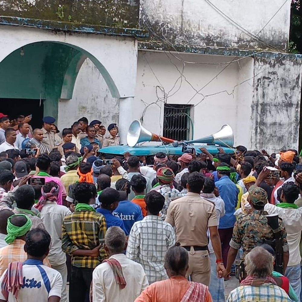 तीर-धनुष लेकर अंचल कार्यालय पहुंचे आदिवासी:पोठिया में कोल्था पंचायत के सिंघीमारी स्थित सरकारी भूमि की बंदोबस्ती की मांग को लेकर किया प्रदर्शन