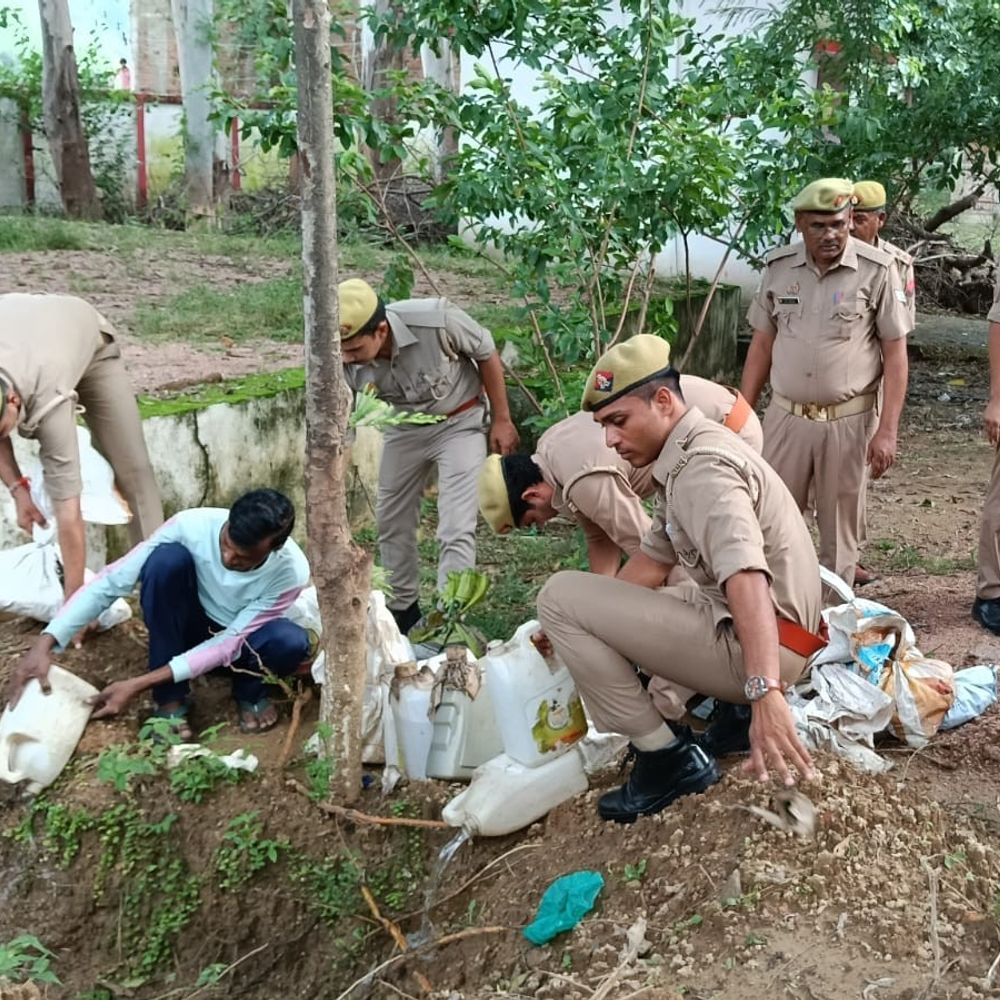 बांदा में 43 मुकदमों से जुड़ी 62 हजार की अवैध:फतेहगंज थाना परिसर में 'ऑपरेशन दहन' के तहत 675 क्वार्टर देशी और 119 लीटर कच्ची शराब नष्ट की गई